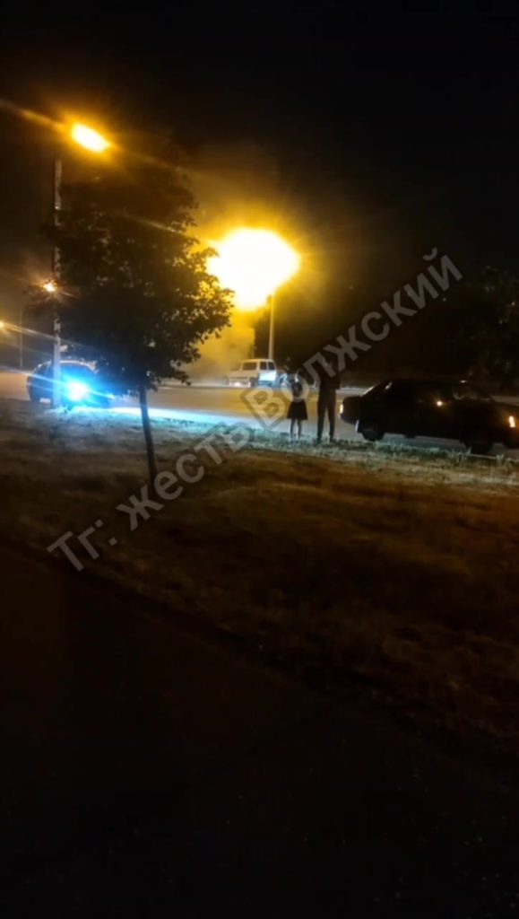Автомобиль полностью сгорел на улице Александрова в Волжском