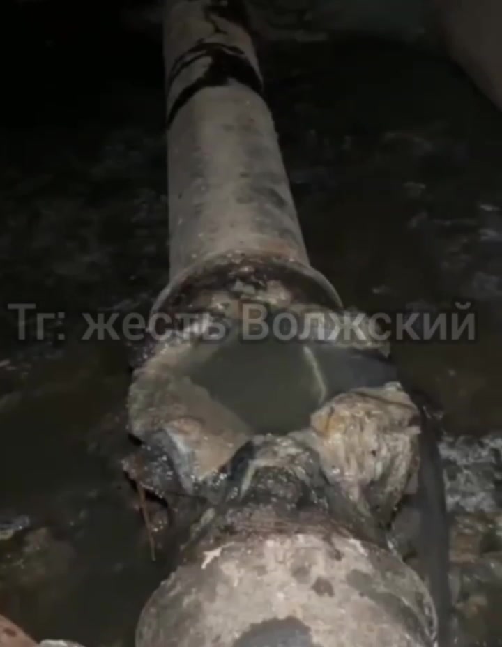 Жители Бульвара Профсоюзов, 10 задыхаются от вони из-за залитого фекалиями подвала