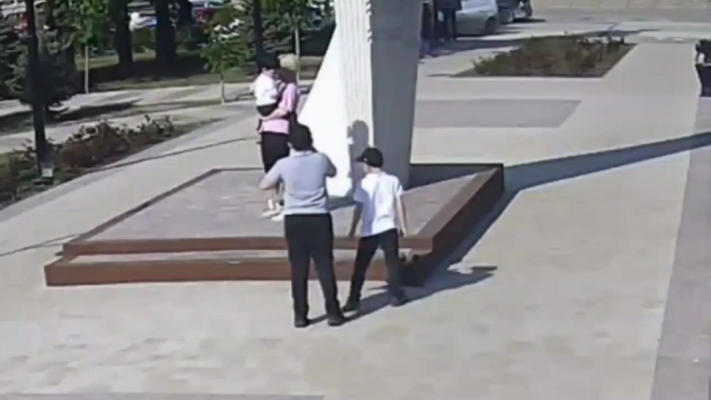 На Комсомольской площади Волжского подростки повредили арт-объект «Тетраэдр»