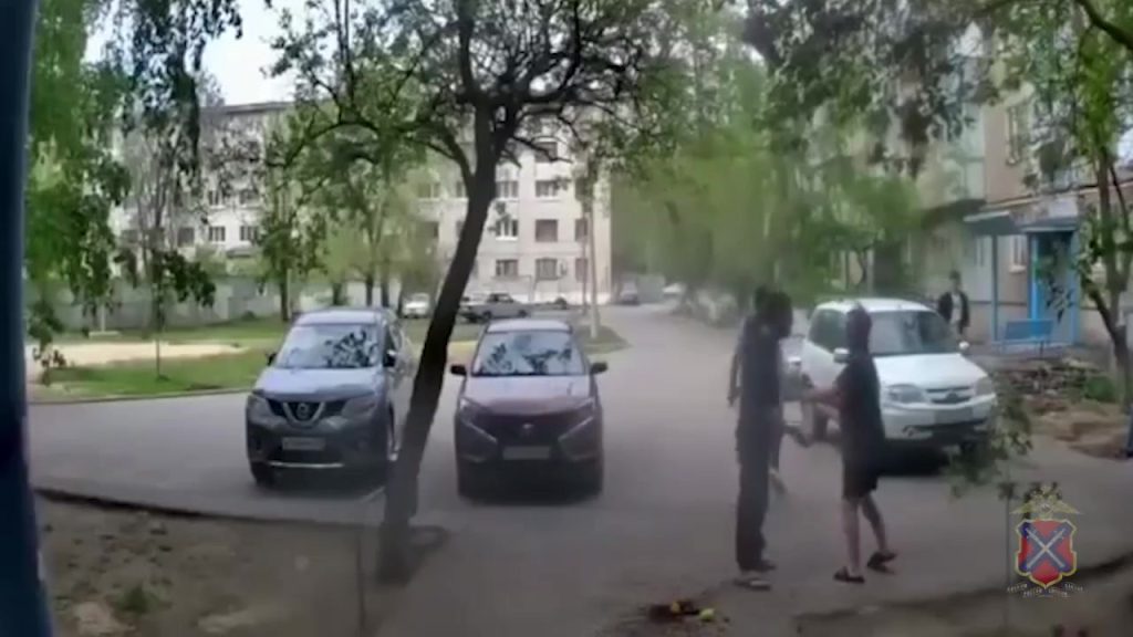 Житель Волжского задержан за нападение на соседа из-за цветов