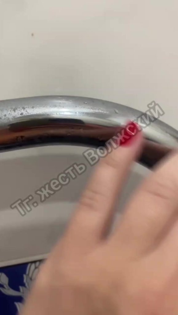 Жильцы дома на Карбышева, 64 страдают от потопа горячей водой: УК бездействует