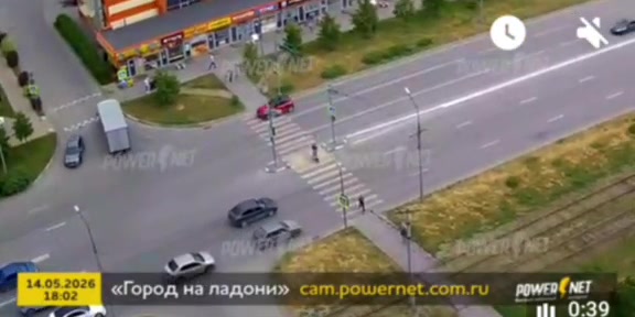 Двое на одном электросамокате попали под колеса у ТЦ «Оранж» в Волжском