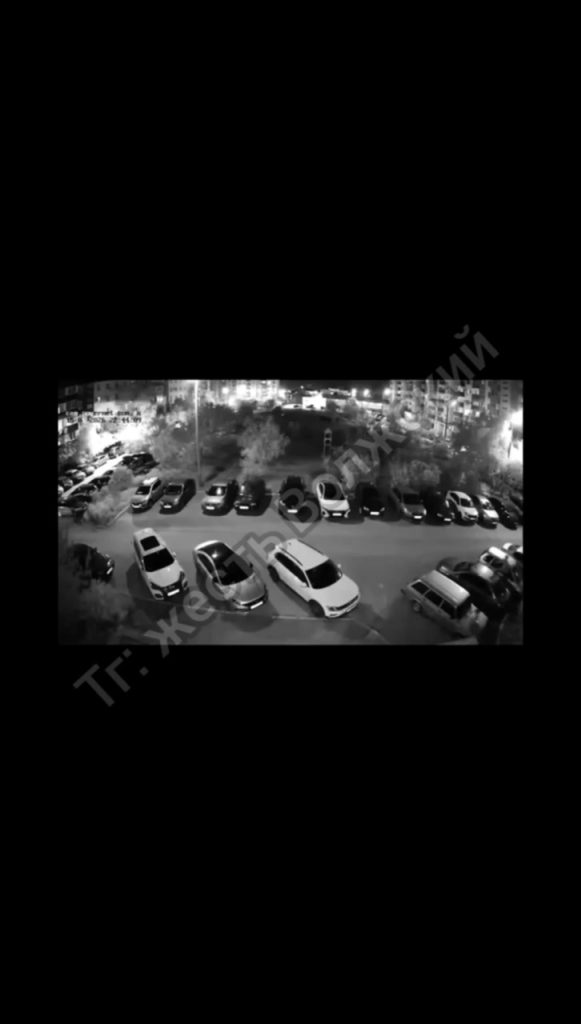 Беспорядки в 14 микрорайоне Волжского: молодые люди прыгали по машинам