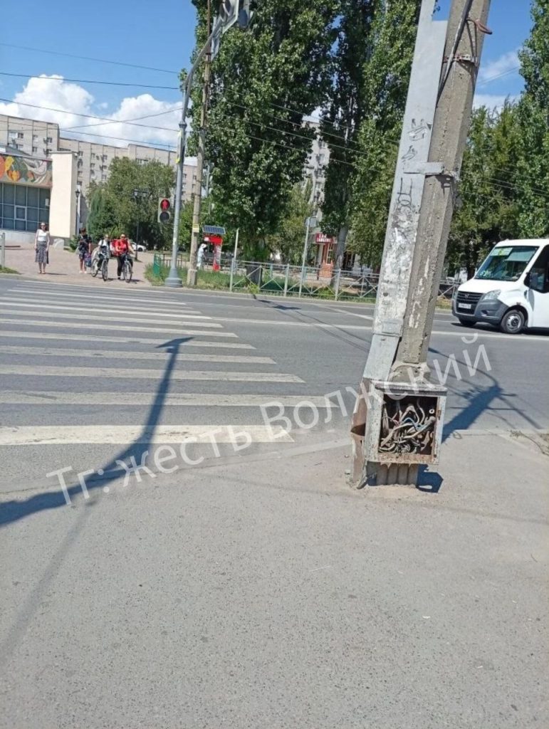 В Волжском у кинотеатра «Юность» обнаружили оголённые провода