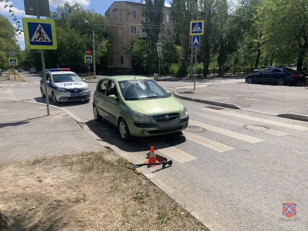 В Волжском 12-летний самокатчик попал под колеса иномарки на пешеходном переходе