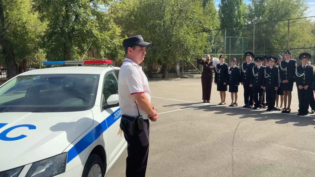 Кадеты школы №10 Волжского получили поздравления от полицейских в День знаний
