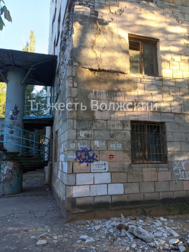 **🚨 Нам пишут: на Космонавтов, 12 вчера ночью произошло очередное обрушение**