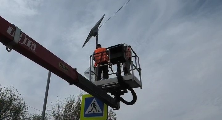 Дорогу к СНТ «Цветущий сад» оснастили новыми знаками и светильниками