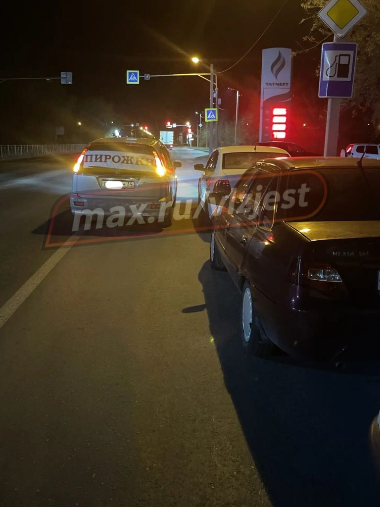 Волжане нашли способ скоротать ночные очереди за топливом: у АЗС появились пирожки
