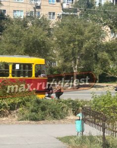В Волжском подростки прокатились на сцепке трамвая: очевидцы сняли смертельно опасный «зацеп»