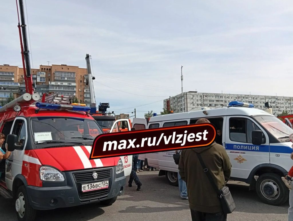 Жители Волжского познакомились со спецтехникой на выставке у ФОК «Авангард»