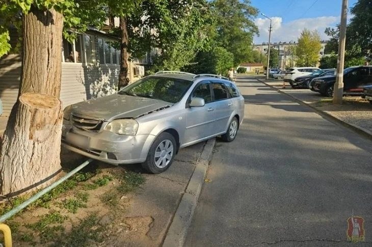 В Волжском автомобиль без водителя устроил тройное ДТП и сбил пешехода