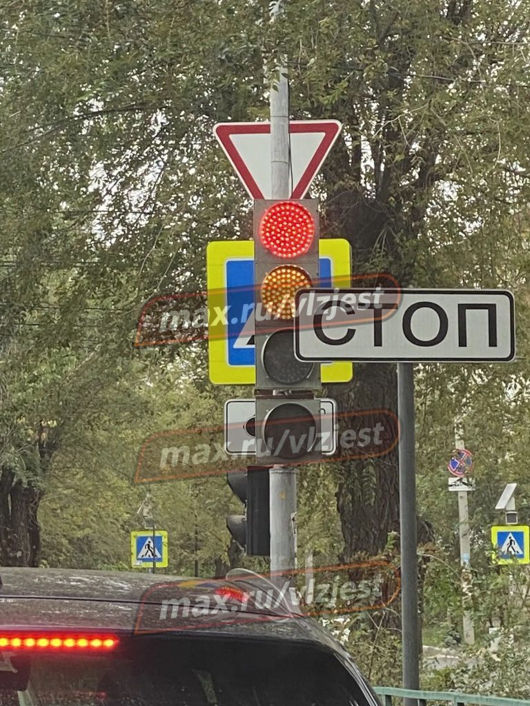 На Молодёжной собрали «дорожный бутерброд» из знаков и светофора