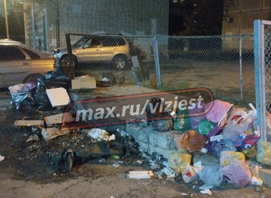 Во дворе 25-го микрорайона Волжского вместо мусорной площадки образовалась стихийная свалка