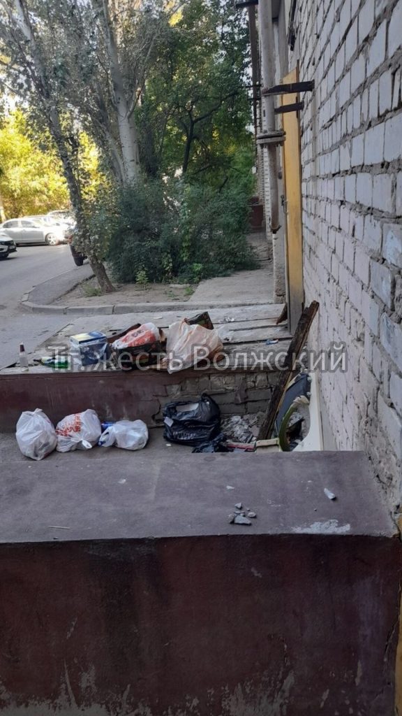 На Мира, 54 мусор устроил «постоянную прописку» прямо у подъезда