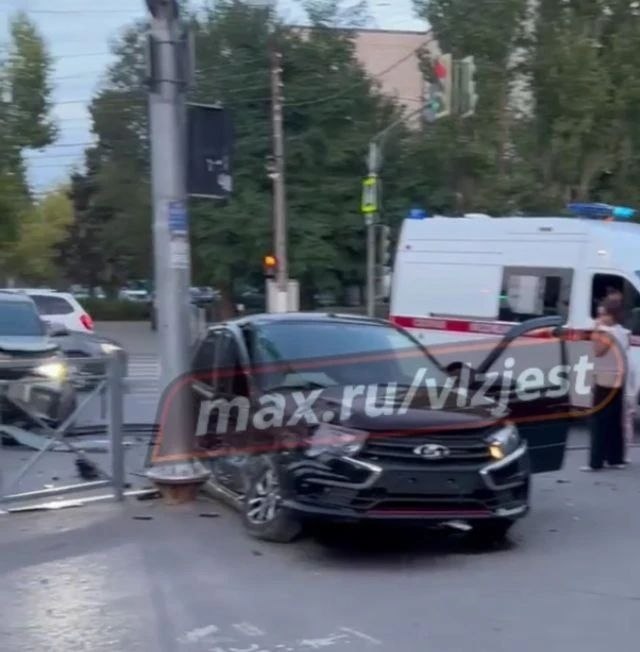 Серьёзное ДТП на улице Космонавтов в Волжском: на месте работают спасатели и медики