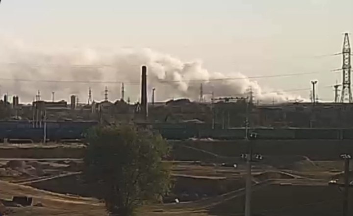 Жители старой части Волжского пожаловались на едкий запах гари и резины