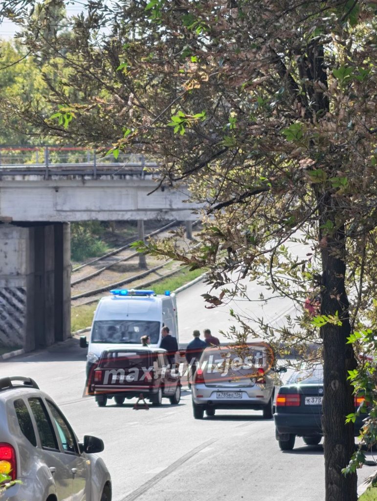В Волжском под мостом у трубного завода автомобиль сбил велосипедиста