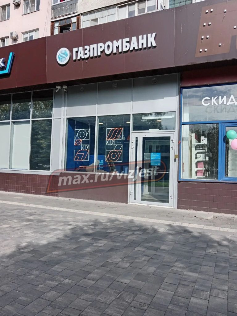 В Волжском клиент банка устроил «тихий час» прямо на витрине отделения