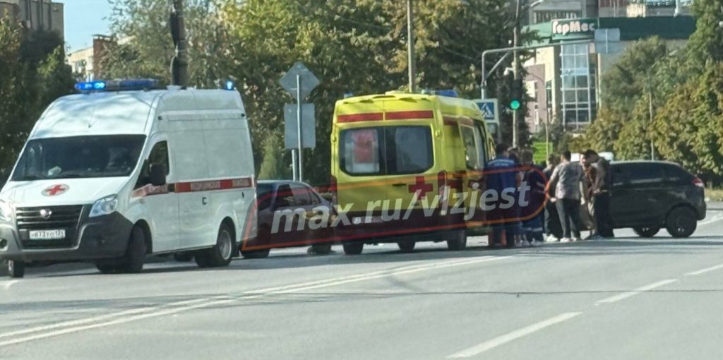 На улице Мира произошло ДТП: на месте работают бригады скорой помощи