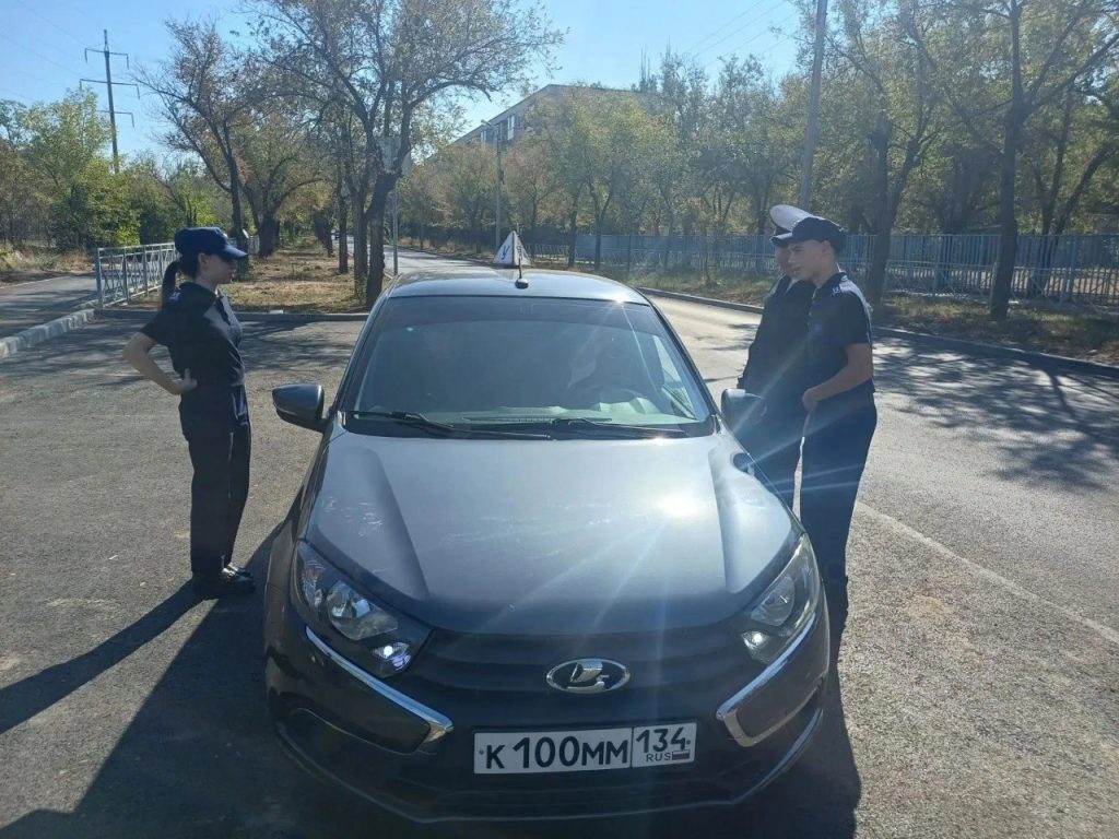 Волжские школьники вручили водителям письма с просьбой пропускать пешеходов