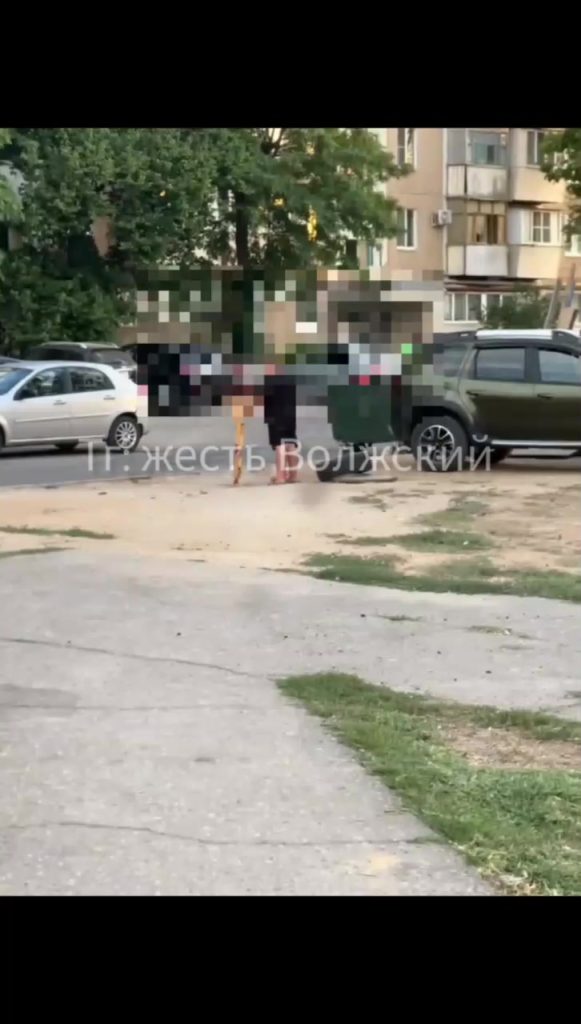 В Волжском дети приспособили ограждение для игр после благоустройства