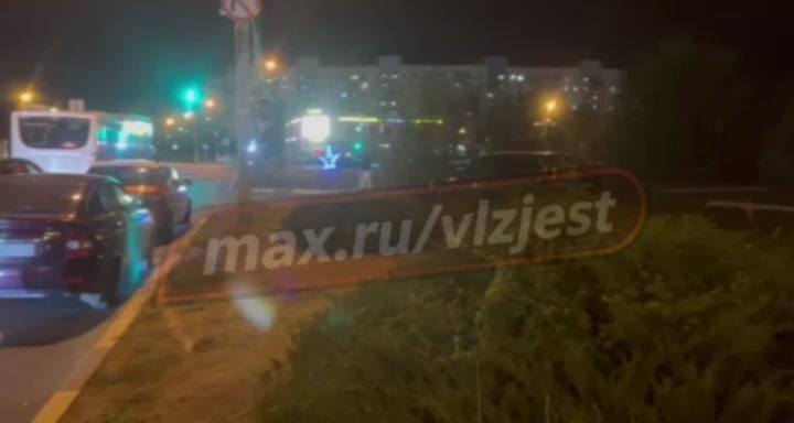 В Волжском на заправке «Татнефть» закончился бензин: очередь растянулась до «Магнита»