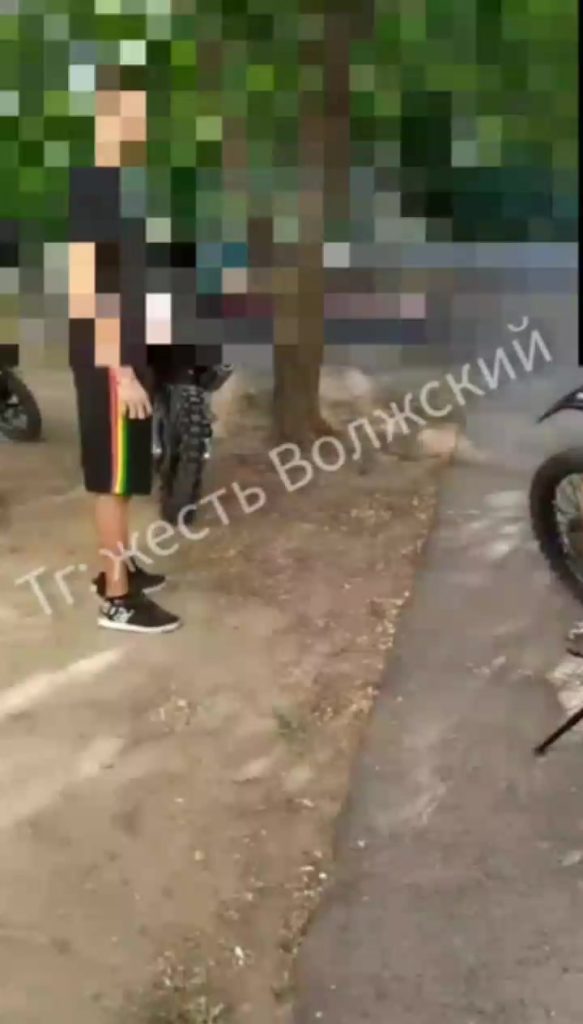 Жители Волжского требуют пресечь гонки питбайкеров во дворе на Карбышева
