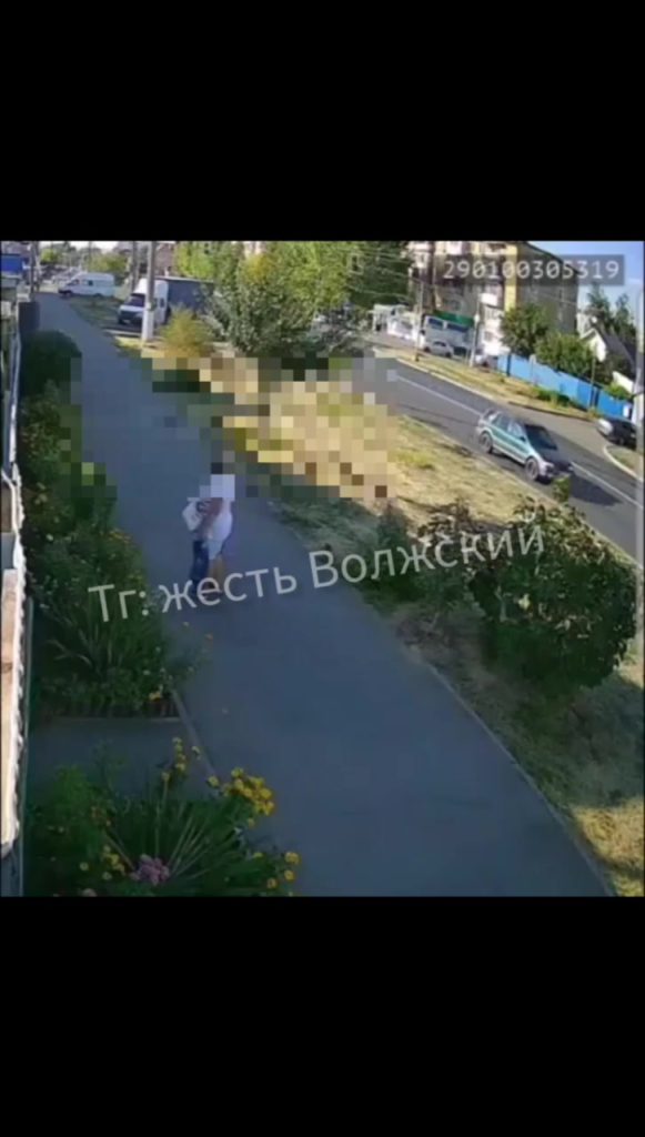 В поселке Рабочий у частного дома выкопали декоративные цветы
