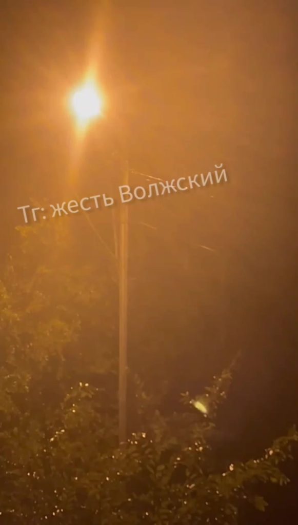 Жители Волжского сообщают о замыкании проводки у фонаря на Камской, 3