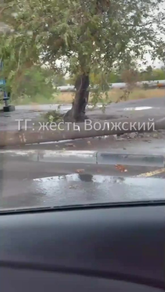 На проспекте Металлургов обрушился уличный фонарь