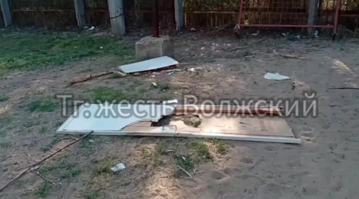 Детскую площадку на улице Химиков превратили в свалку