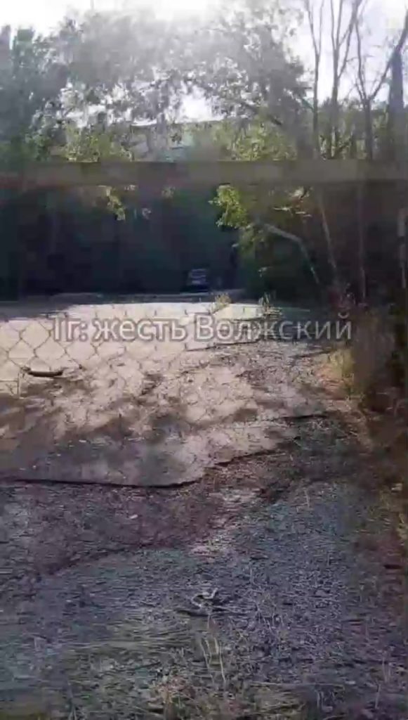Во дворе дома на улице Химиков волейбольная площадка стала опасной для детей