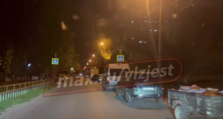 В 21-м микрорайоне маршрутки паркуются у пешеходных переходов и мешают обзору