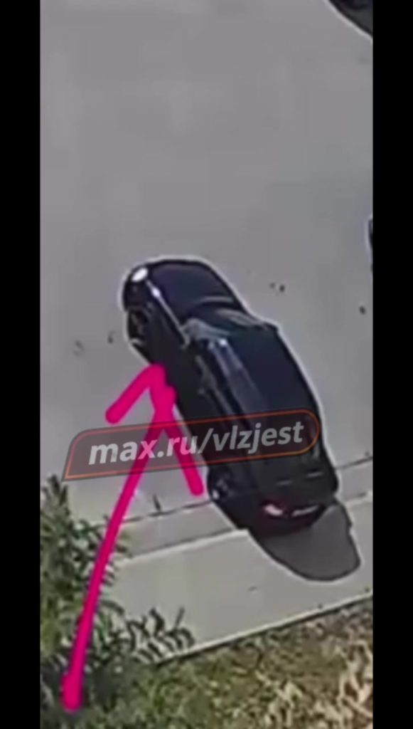 В ЖК «Династия» неизвестные обстреляли окна и припаркованные автомобили