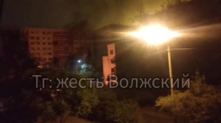 В Волжском ночью загорелись мусорные контейнеры на улице Мира