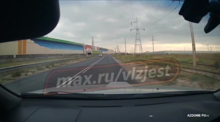 В Волжском водитель грузовика выехал на встречную полосу через сплошную