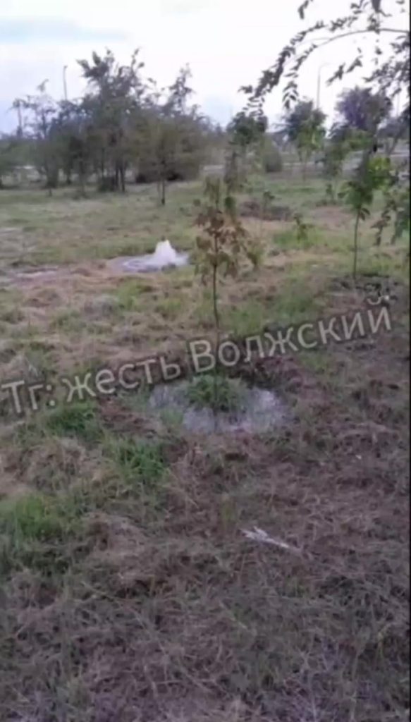 В парке Волжского система полива устроила водяной фонтан