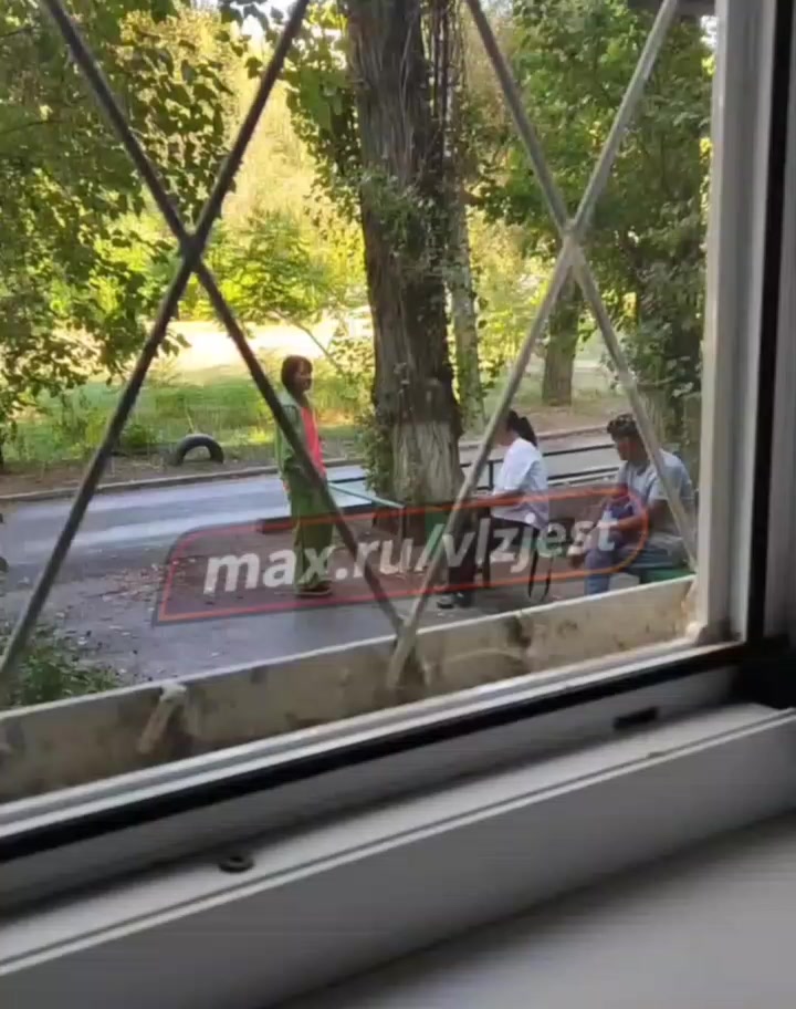 Жители дома на Карбышева, 19 жалуются на странную активность во дворе