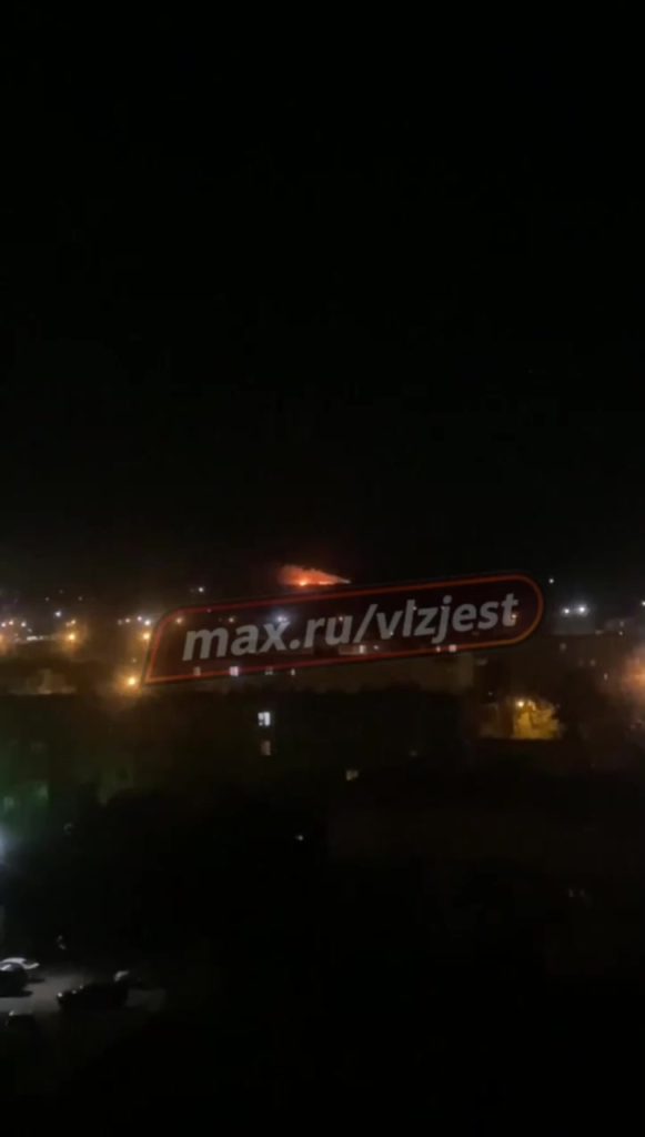 В Волжском более трёх часов не могут потушить пожар на улице Пушкина