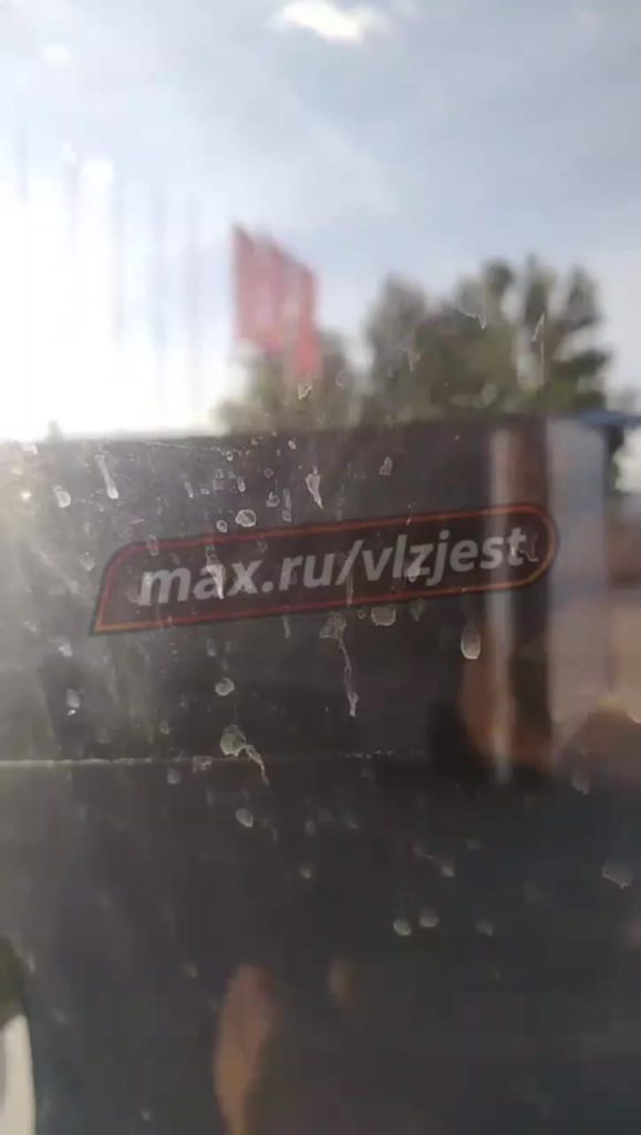 В Волжском грузовик опрокинулся на кольце улиц Логинова и Заволжской