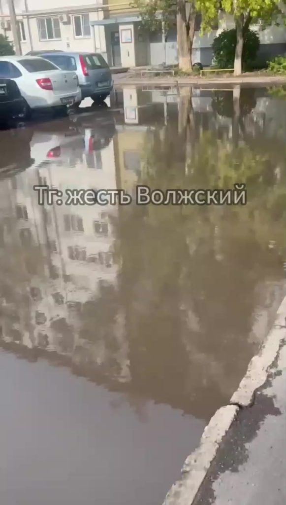 Дворы 26-го микрорайона Волжского снова уходят под воду после дождей