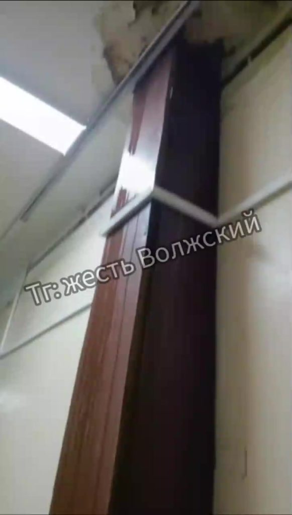 В лицее № 1 Волжского из-за протечек вода доходит до силовых проводов
