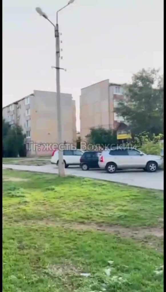 «Без комментариев»: раннее утро в 27-м микрорайоне Волжского попало в поле зрения горожан