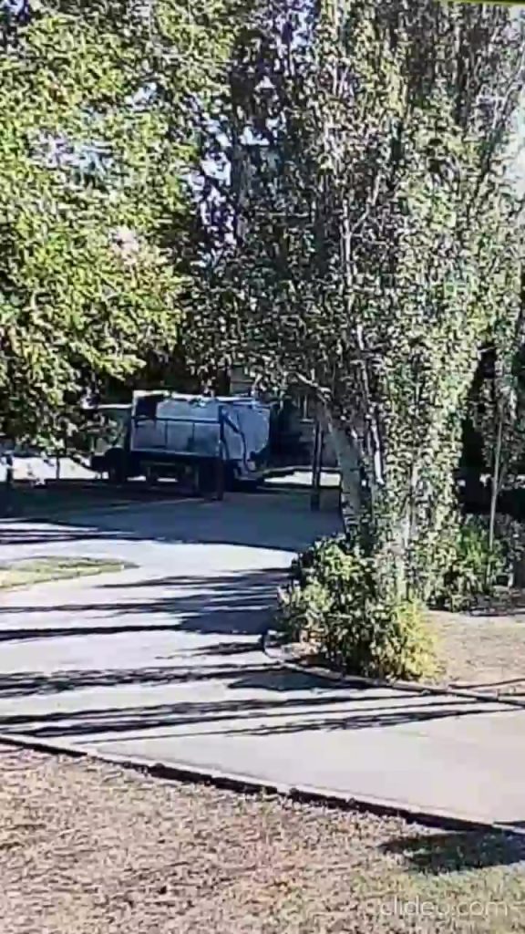 В Волжском мусоровоз повредил ворота у школы №24