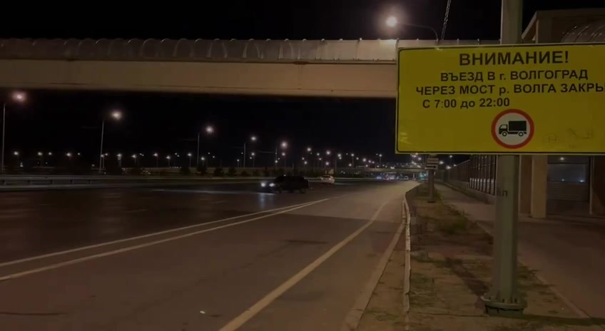В Волжском водитель ВАЗ-2114 заехал в подземный переход, заблокировав проход