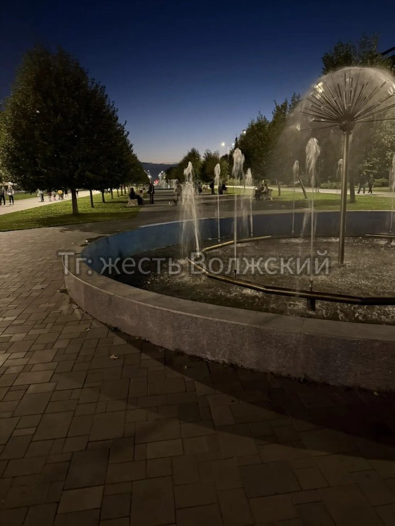 Фонтаны в Волжском заработали только с приходом осенней прохлады