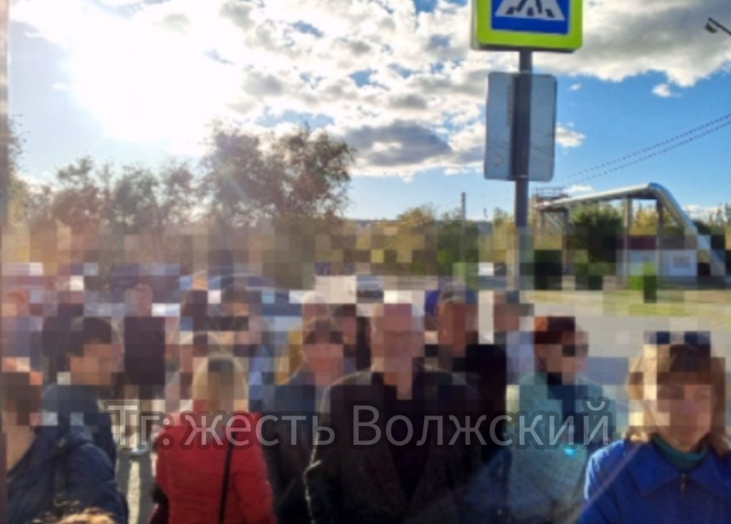 Волжане часами стоят на холоде в очереди за льготными проездными