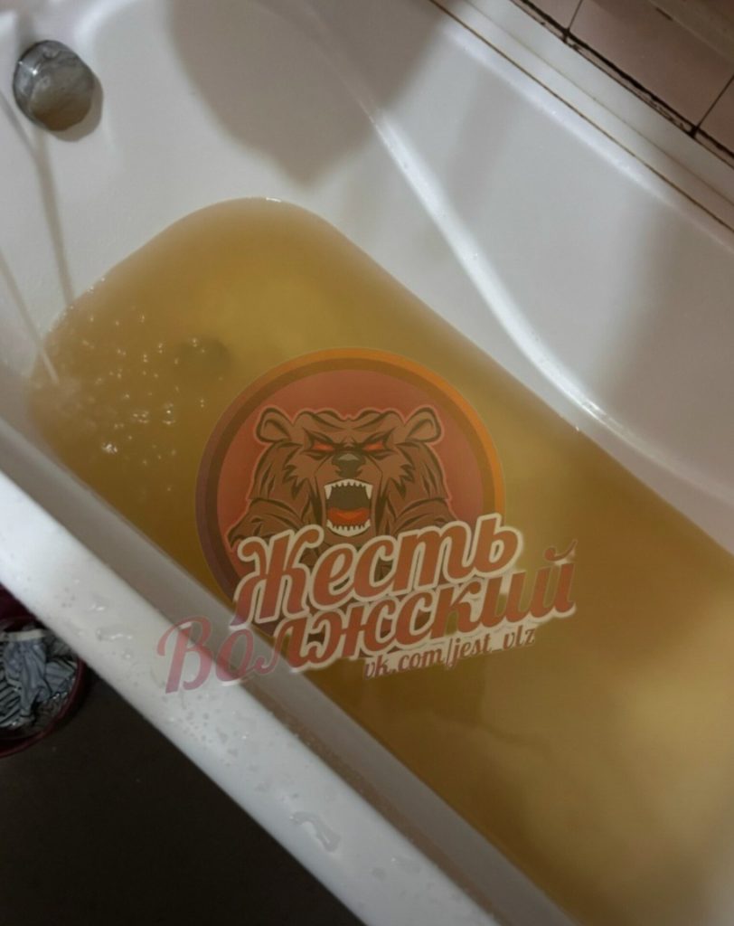 Жители дома на 19 Партсъезда второй день получают из крана коричневую воду