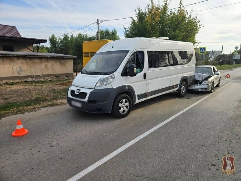 В Волжском иномарка врезалась в маршрутку на остановке: пострадала 16-летняя пассажирка